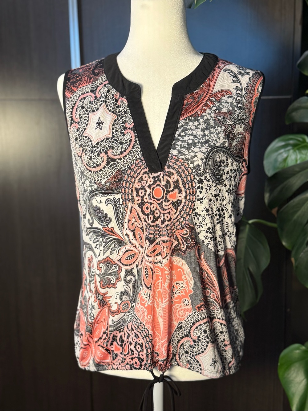 Paisley-Print Sleeveless Tie-Hem Camisole in Coral and Black